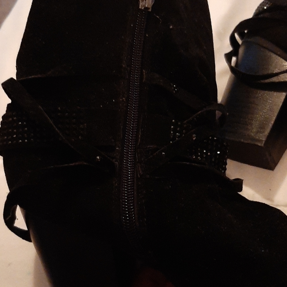 Boots - Picture 4 of 6